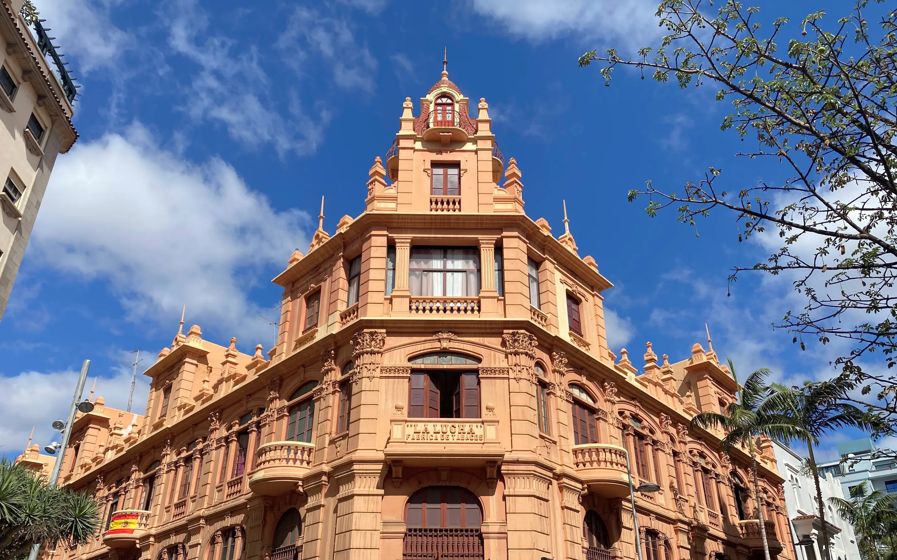 Edificio La Lucha, antigua fábrica de tabacos, en el centro de Santa Cruz de Tenerife